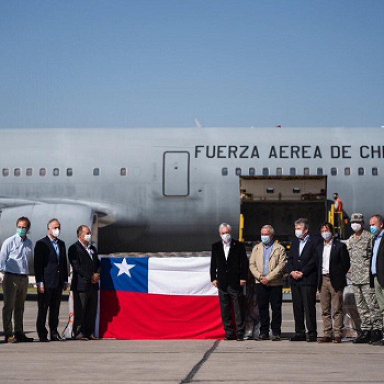 Presidente Piñera recibe cargamento con 117 ventiladores para fortalecer red de salud, donados por el fondo empresarial y traídos a Chile por la FACh