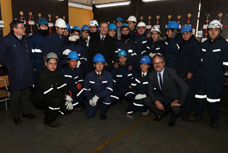 Ministro Varela y presidente de la SOFOFA visitan el Liceo Industrial Vicente Pérez Rosales