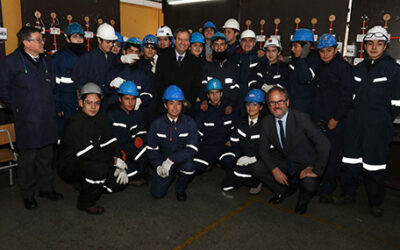 Ministro Varela y presidente de la SOFOFA visitan el Liceo Industrial Vicente Pérez Rosales