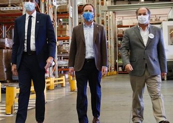 Ministro de Ciencia, subsecretario de Redes Asistenciales y presidente de la CPC reciben el arribo de 200 mil reactivos para test PCR  donados por el empresariado