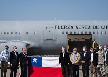 Presidente Piñera recibe cargamento con 117 ventiladores para fortalecer red de salud, donados por el fondo empresarial y traídos a Chile por la FACh