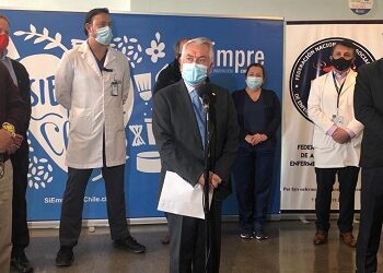 Donación empresarial permite entregar más de 7 mil kits de higiene a pacientes por parte de enfermeras y enfermeros de Chile